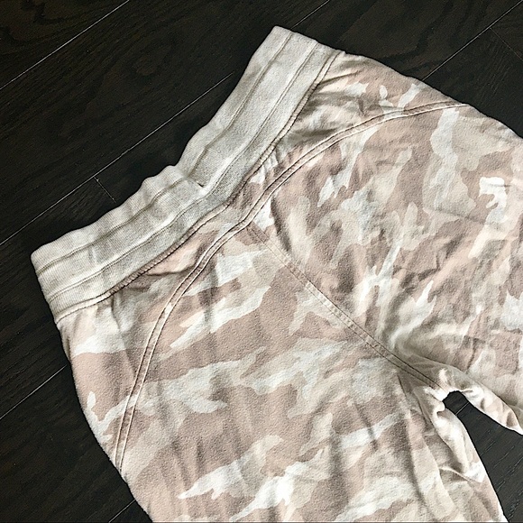 Athleta Balance Printed Jogger in Camo Lux Oatmeal Heather - Picture 15 of 16